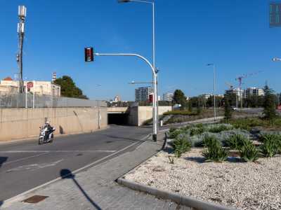 ...qualche metro prima del sottopassaggio che conduce alla basilica di Santa Fara